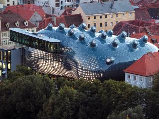 Blick auf das Kunsthaus mit der »BIX« Fassade vom Grazer Schloßberg, © Harry Schiffer, Graz, 2003