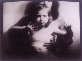 Ulrike Rosenbach, Einwicklung mit Julia, 1973, Videostill, © 235 Media, Köln