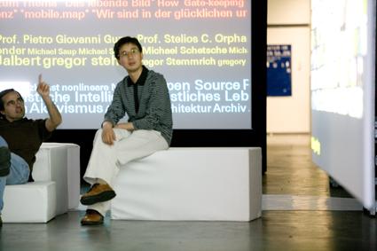 Besucher vor dem Medienfluss &copy; Monika Fleischmann + Wolfgang Strauss Foto Marcus Meyer